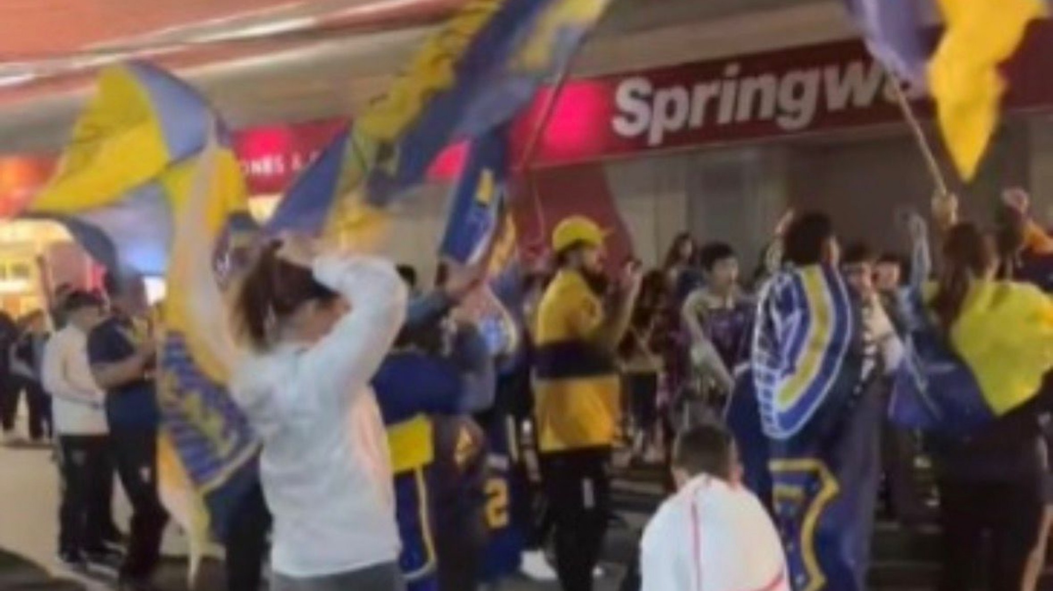 Hinchas de Boca celebraron en el centro de Comodoro tras el triunfo en el clásico