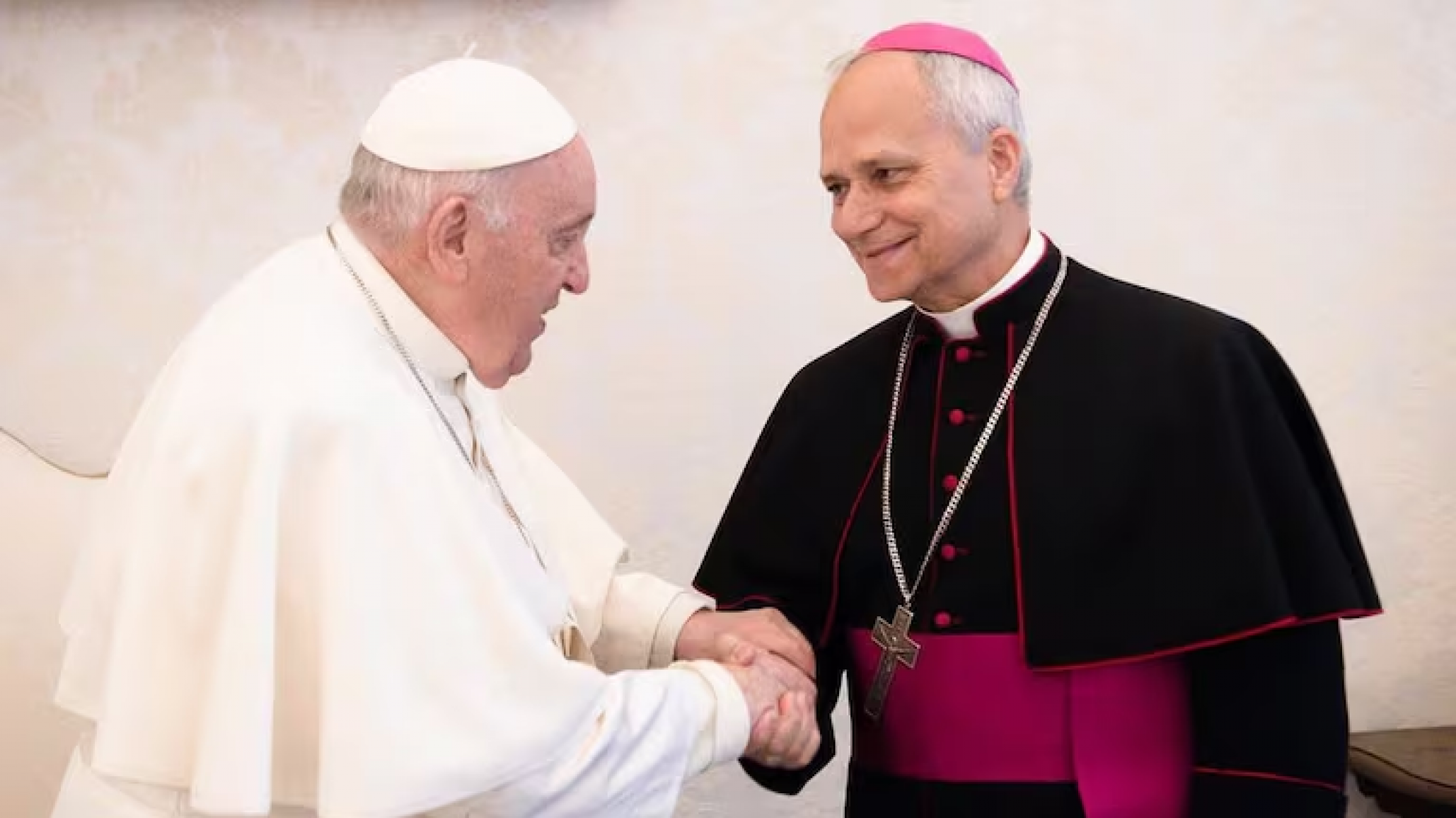 "Sus palabras permanecen en nuestros corazones": El papa León XIV recordó a Francisco a un año de su muerte