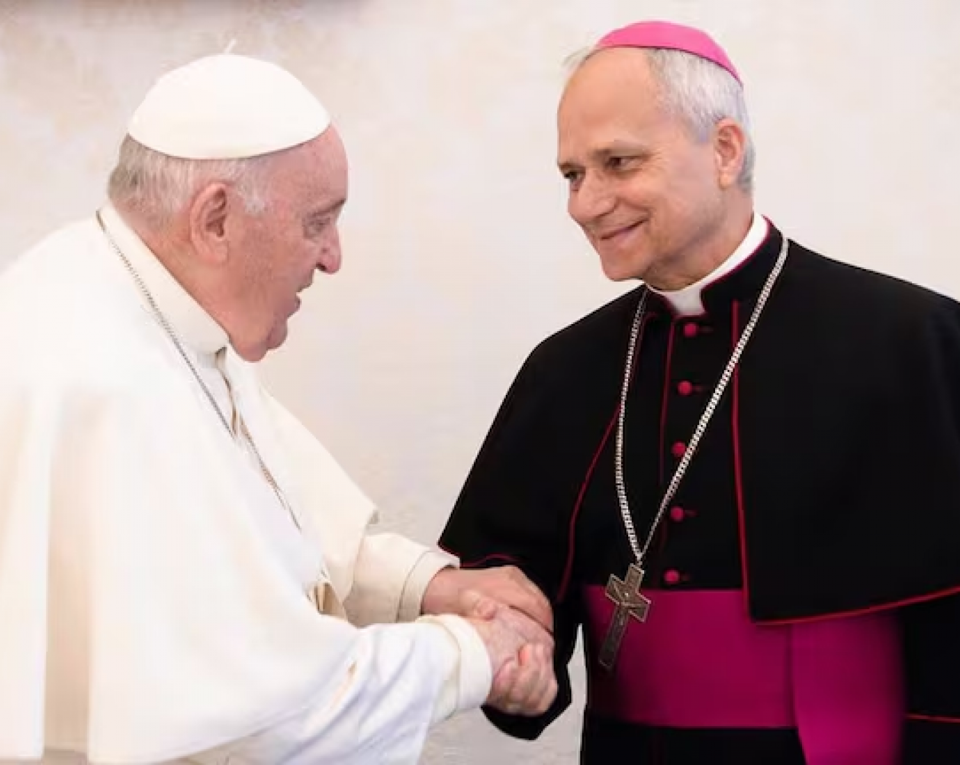 "Sus palabras permanecen en nuestros corazones": El papa León XIV recordó a Francisco a un año de su muerte