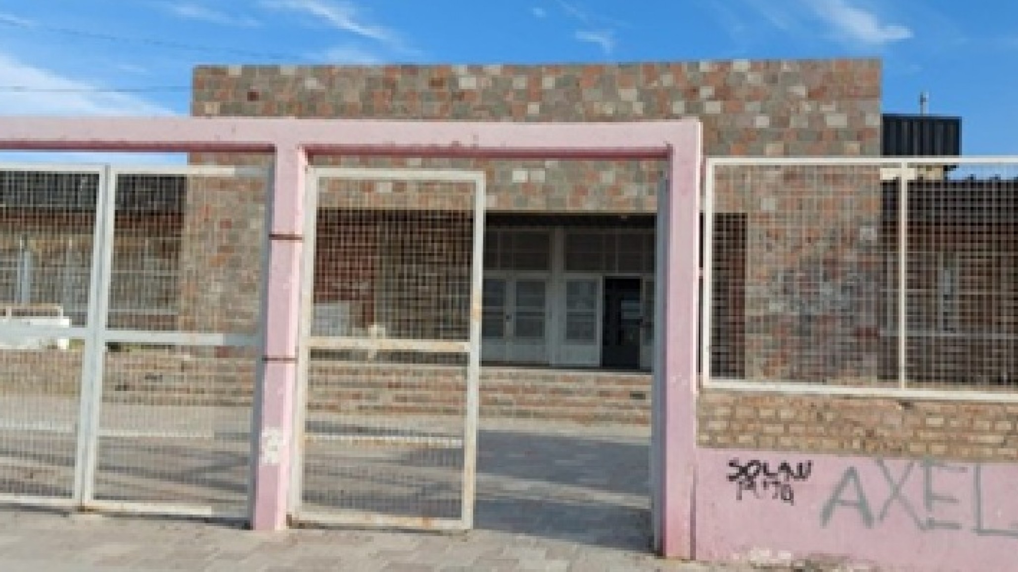 Alarma en una escuela de Madryn: un estudiante ingresó con un arma en la mochila