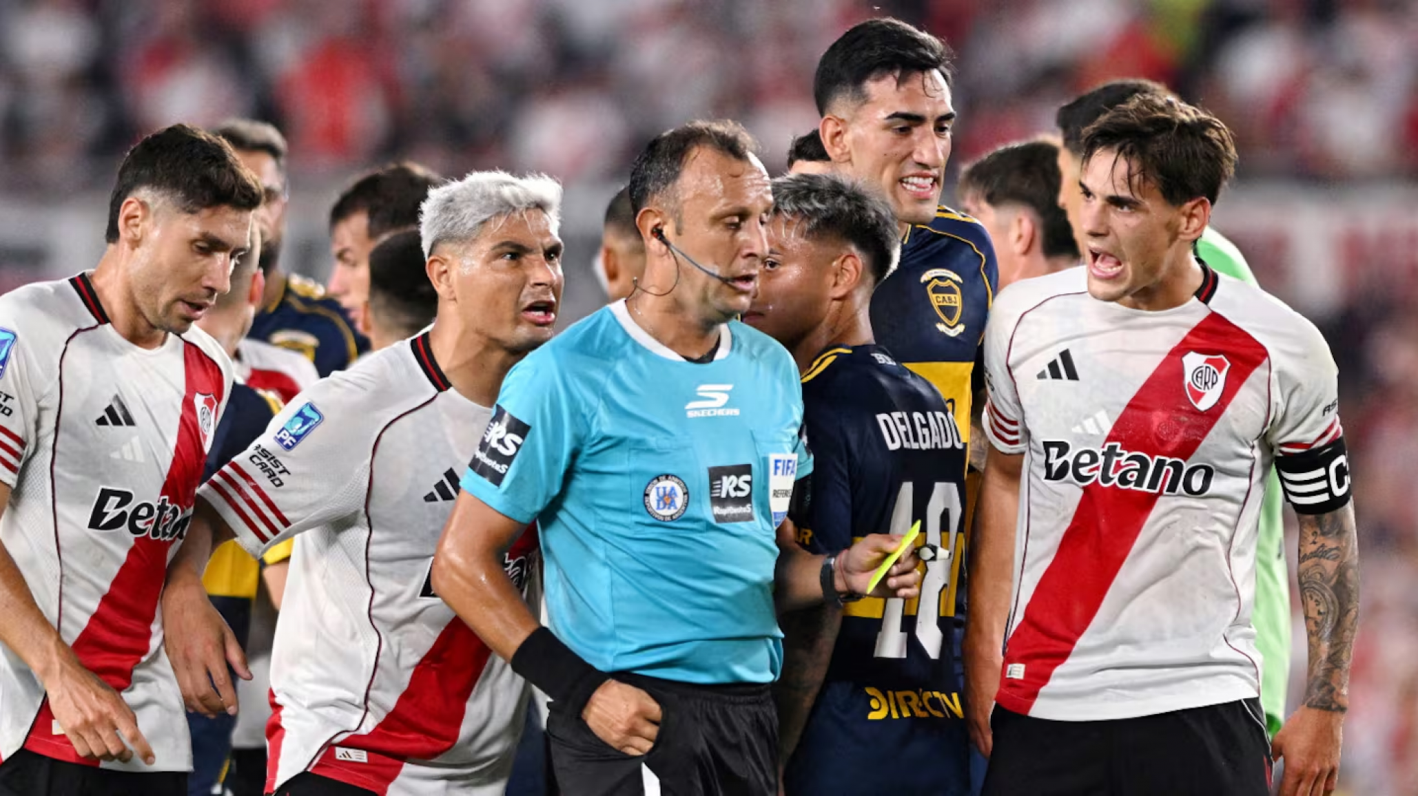 El árbitro del VAR defendió la polémica del Superclásico: "No fue penal"