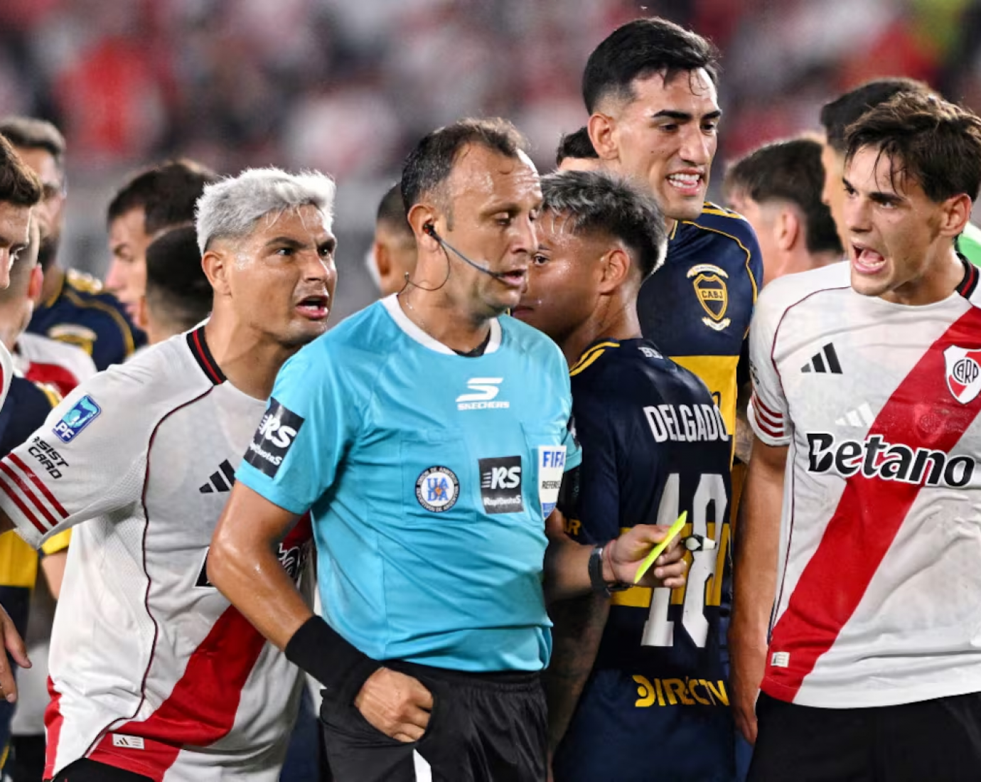 El árbitro del VAR defendió la polémica del Superclásico: "No fue penal"