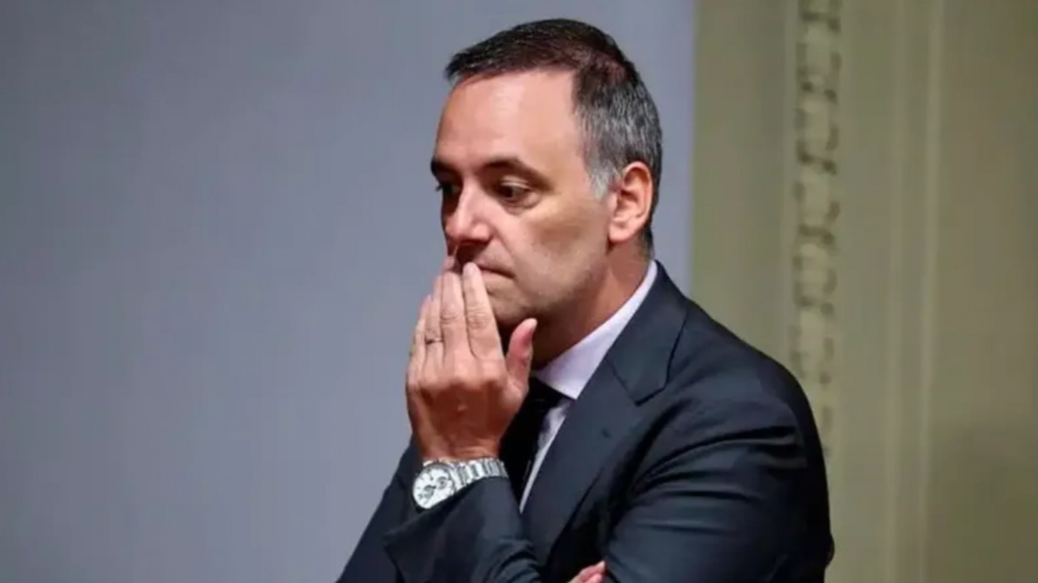 Bomba judicial: Revelan un pago "en negro" de 65.000 dólares en la compra del departamento de Adorni