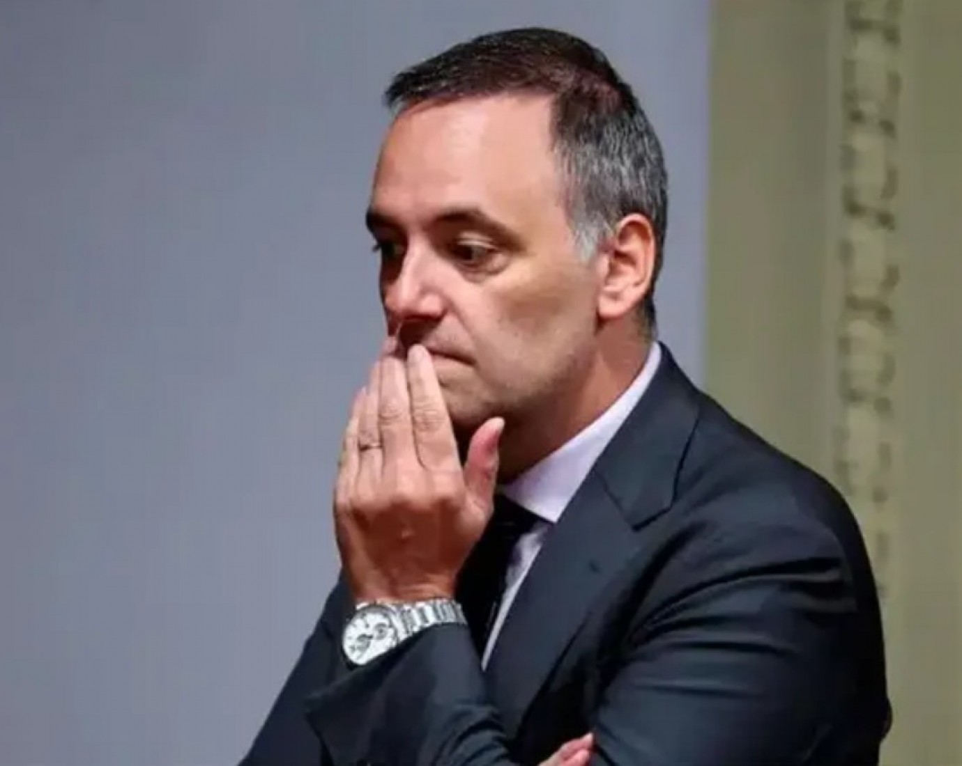 Bomba judicial: Revelan un pago "en negro" de 65.000 dólares en la compra del departamento de Adorni