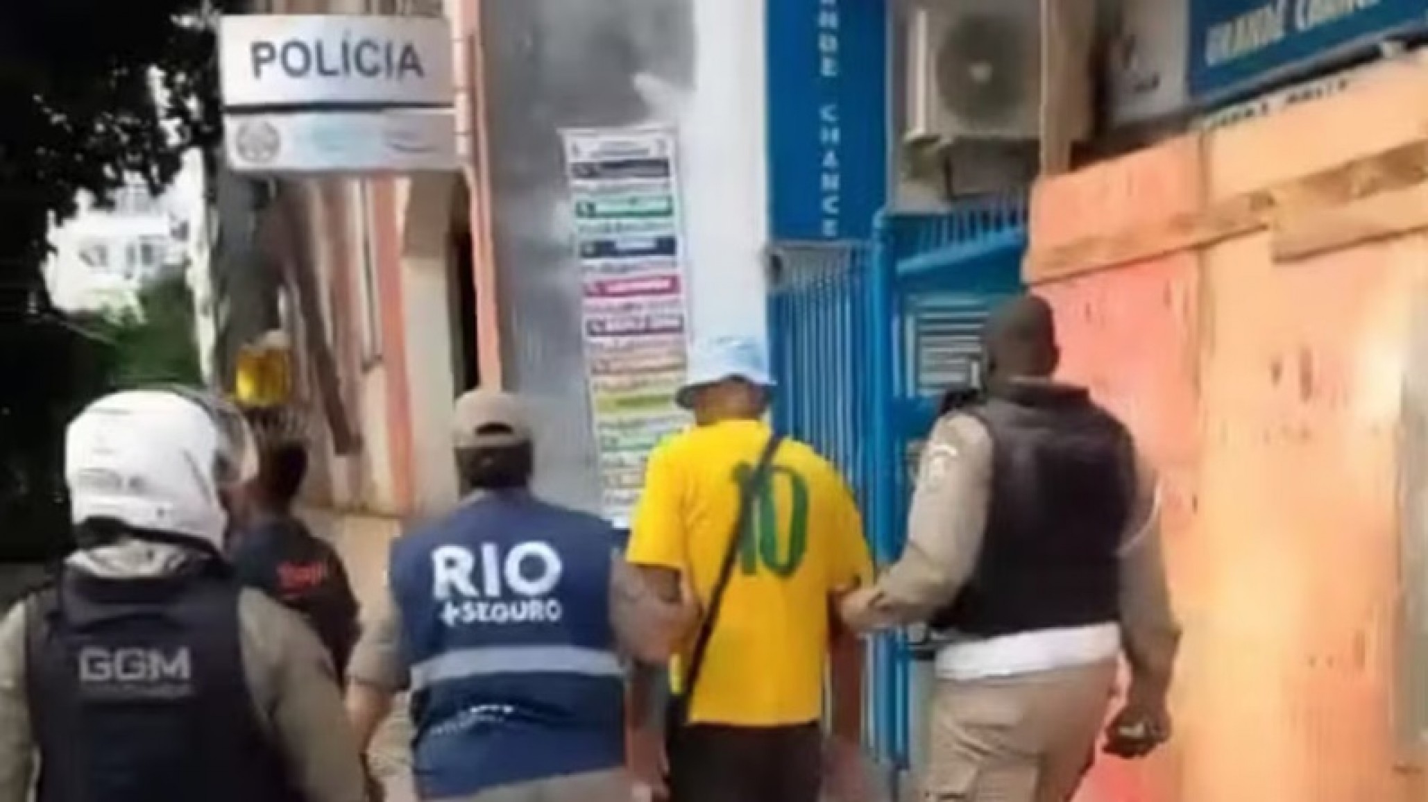 Otro escándalo en Brasil: un argentino terminó preso por insultos racistas en un supermercado