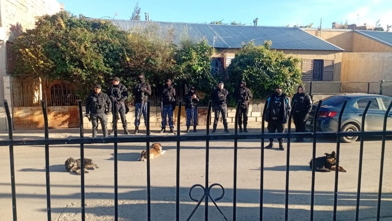 Denuncian violencia policial durante un allanamiento: "Nos golpearon y amenazaron a mis hijos"