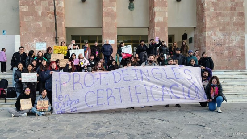Estudiantes del Profesorado de Inglés protestaron en Comodoro contra la certificación impulsada por Educación