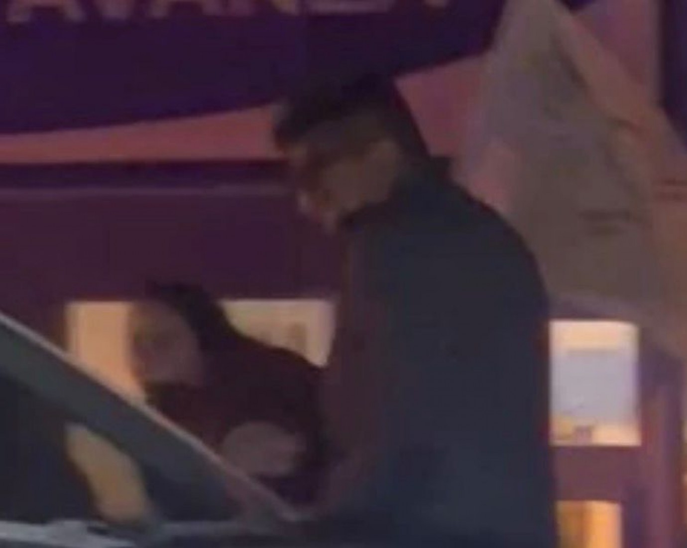 Santa Cruz: huevazos e insultos contra el diputado Jairo Guzmán por su voto a favor de la Ley de Glaciares