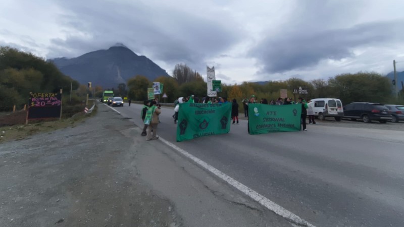 El reclamo de ATE se hace sentir en la cordillera con un corte total de ruta en El Hoyo