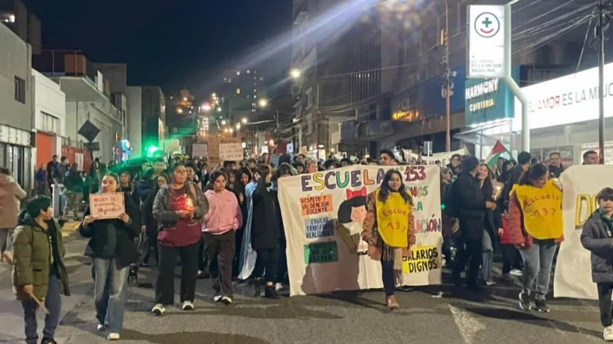 "Somos docentes pobres": una marcha docente reclamó salarios y cláusula gatillo en Comodoro