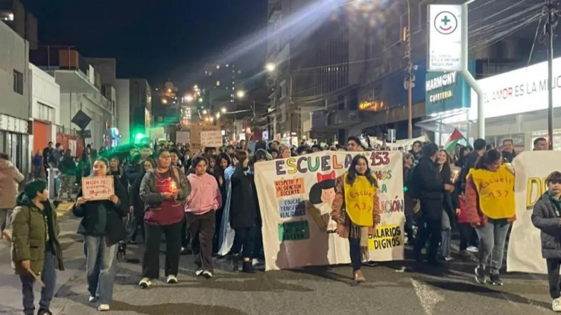 "Somos docentes pobres": una marcha docente reclamó salarios y cláusula gatillo en Comodoro