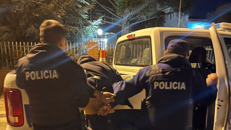 Intentaron robar una casa, rompieron una ventana y terminaron detenidos