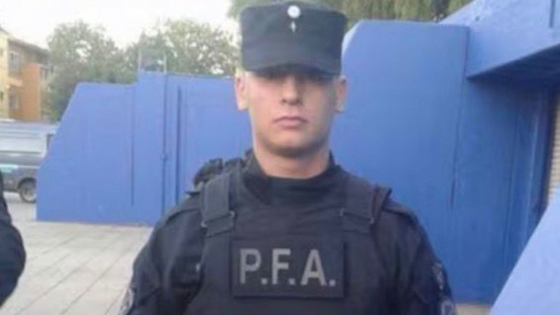 Tragedia en Flores: murió un policía tras la caída de un cartel