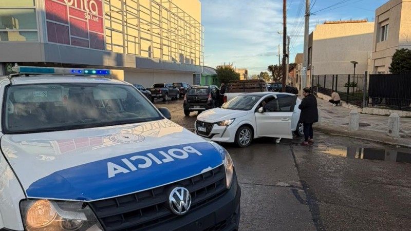 Accidente en el centro: dos autos protagonizaron un fuerte choque