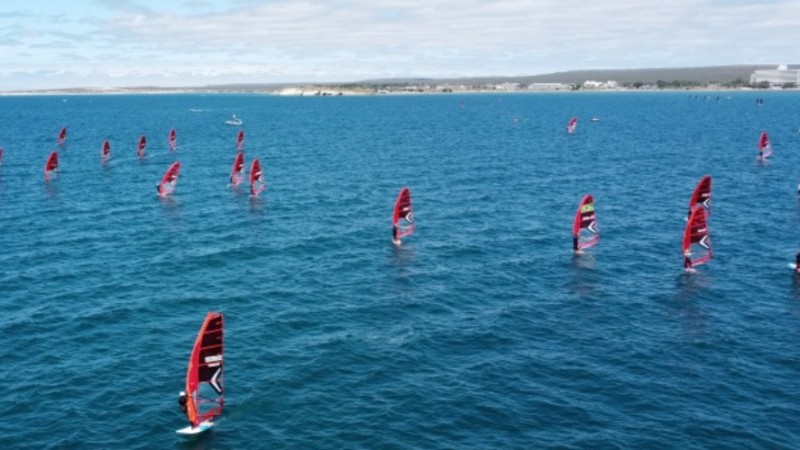 Puerto Madryn: Un windsurfista murió tras sufrir un colapso en el mar