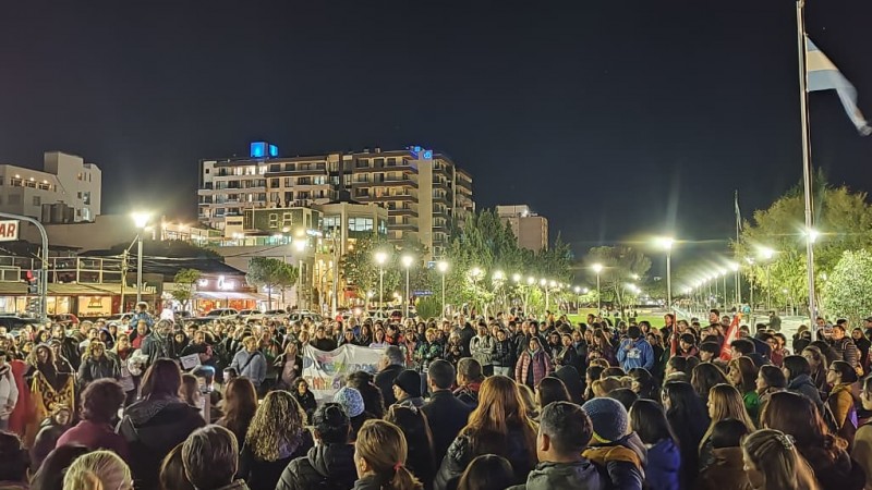 Fuerte movilización docente en Puerto Madryn por reclamos salariales