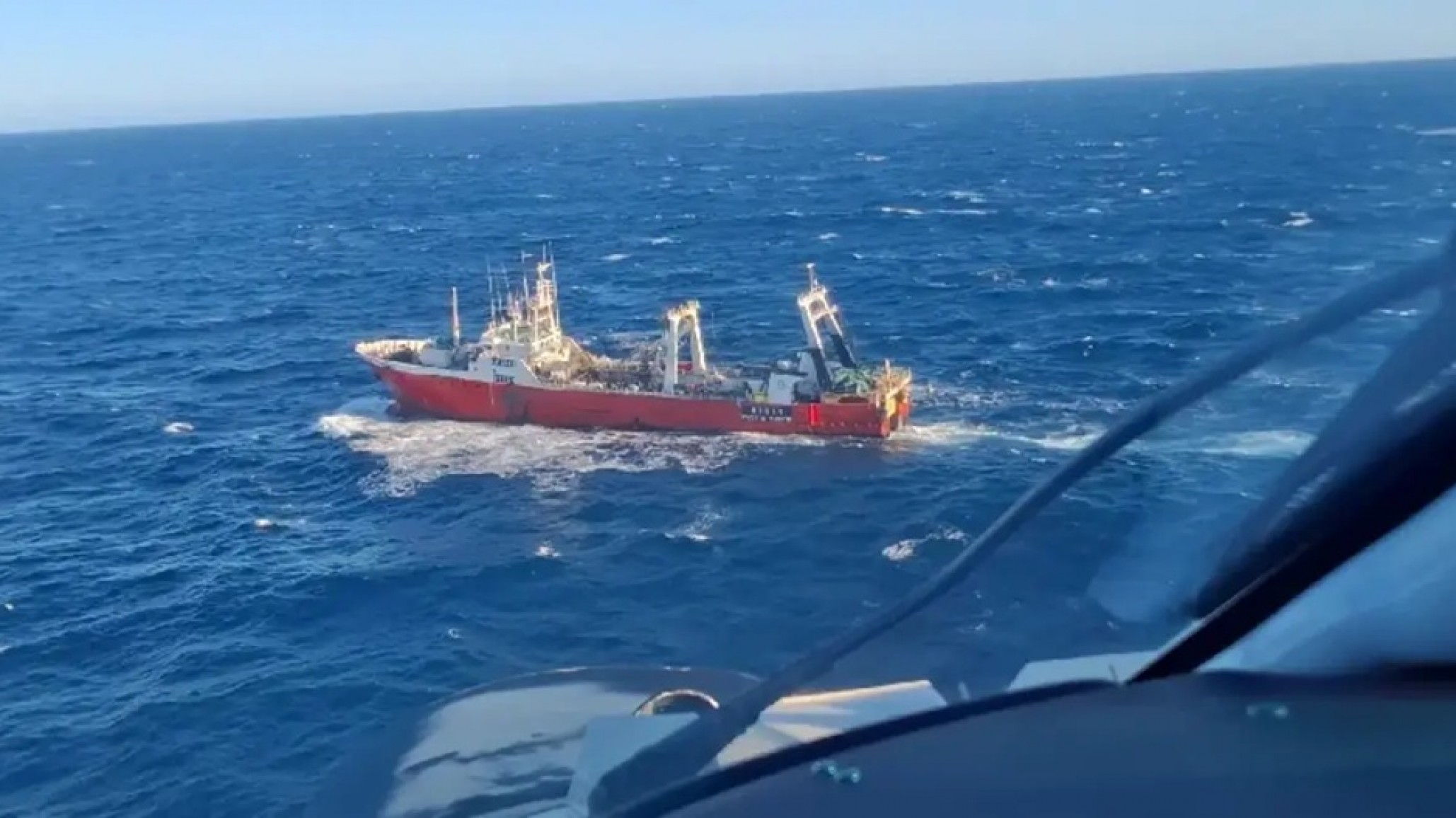 Prefectura rescató a un marinero con fracturas múltiples en alta mar