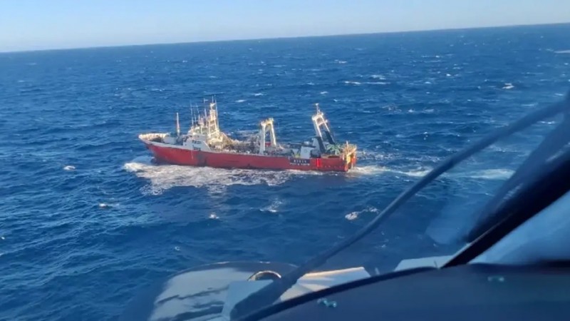 Prefectura rescató a un marinero con fracturas múltiples en alta mar
