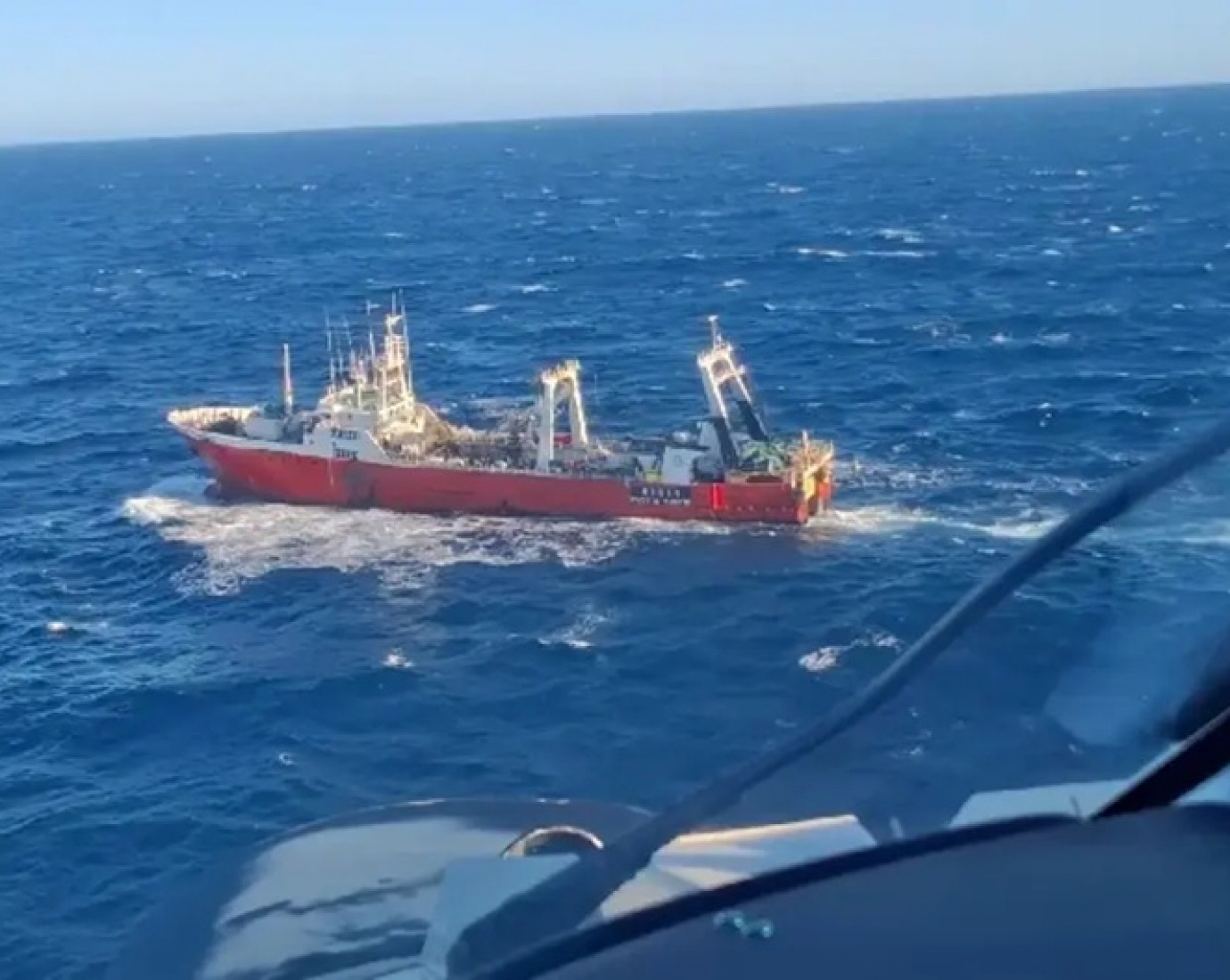 Prefectura rescató a un marinero con fracturas múltiples en alta mar