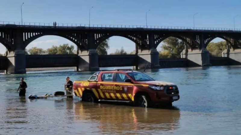 Rescate en dique patagónico: salvaron a un padre y su hijo tras volcar un kayak