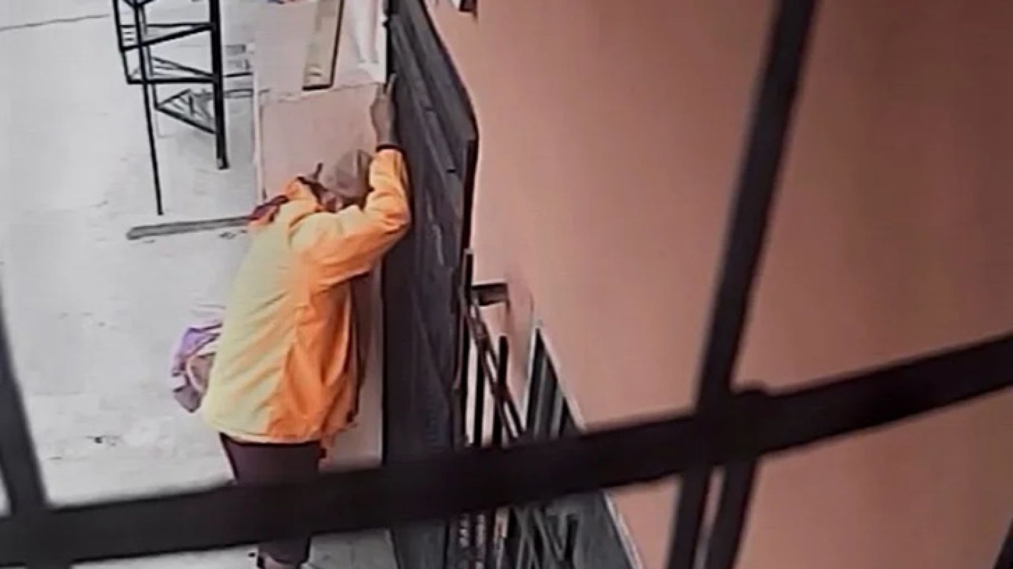 Vivir con miedo: un hijo violó la perimetral y atacó a sus padres de 71 años