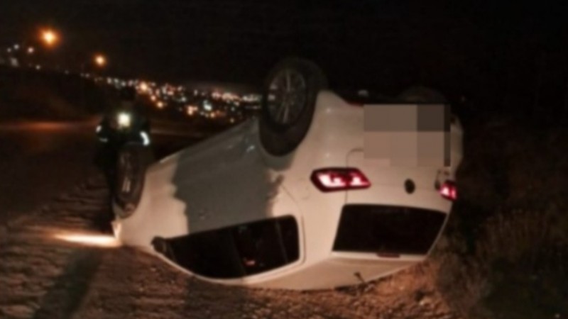 Vuelco en Comodoro: el auto quedó dado vuelta y la conductora se fue del lugar por miedo