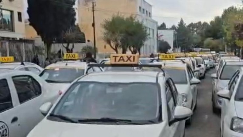 Taxistas piden la emergencia económica y advierten que están "al borde de la desaparición"