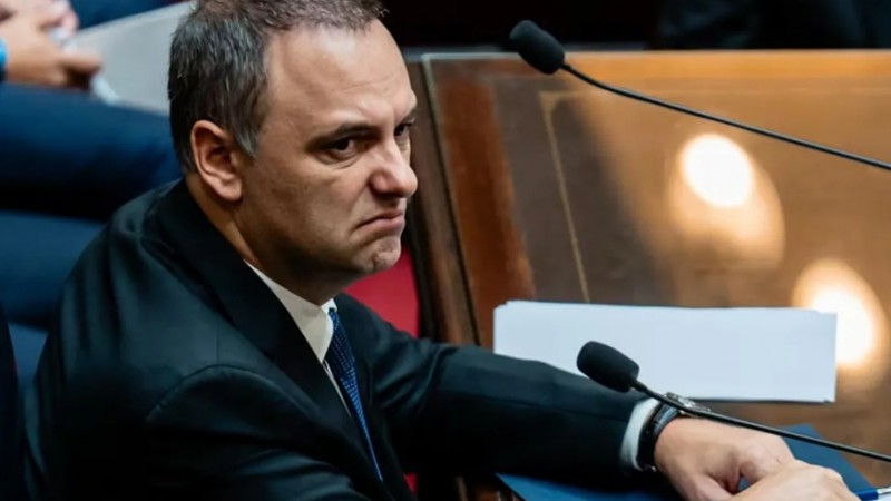 Piscina con cascada, horno a leña y parrilla: Un contratista declaró que Adorni pagó U$D 245.000 en efectivo por la reforma de su casa en un country