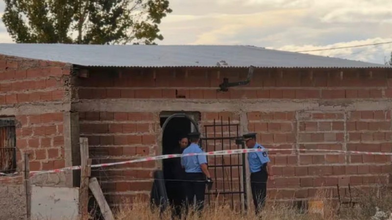 Un padre encontró a su hijo muerto y hallaron un arma tumbera junto al cuerpo