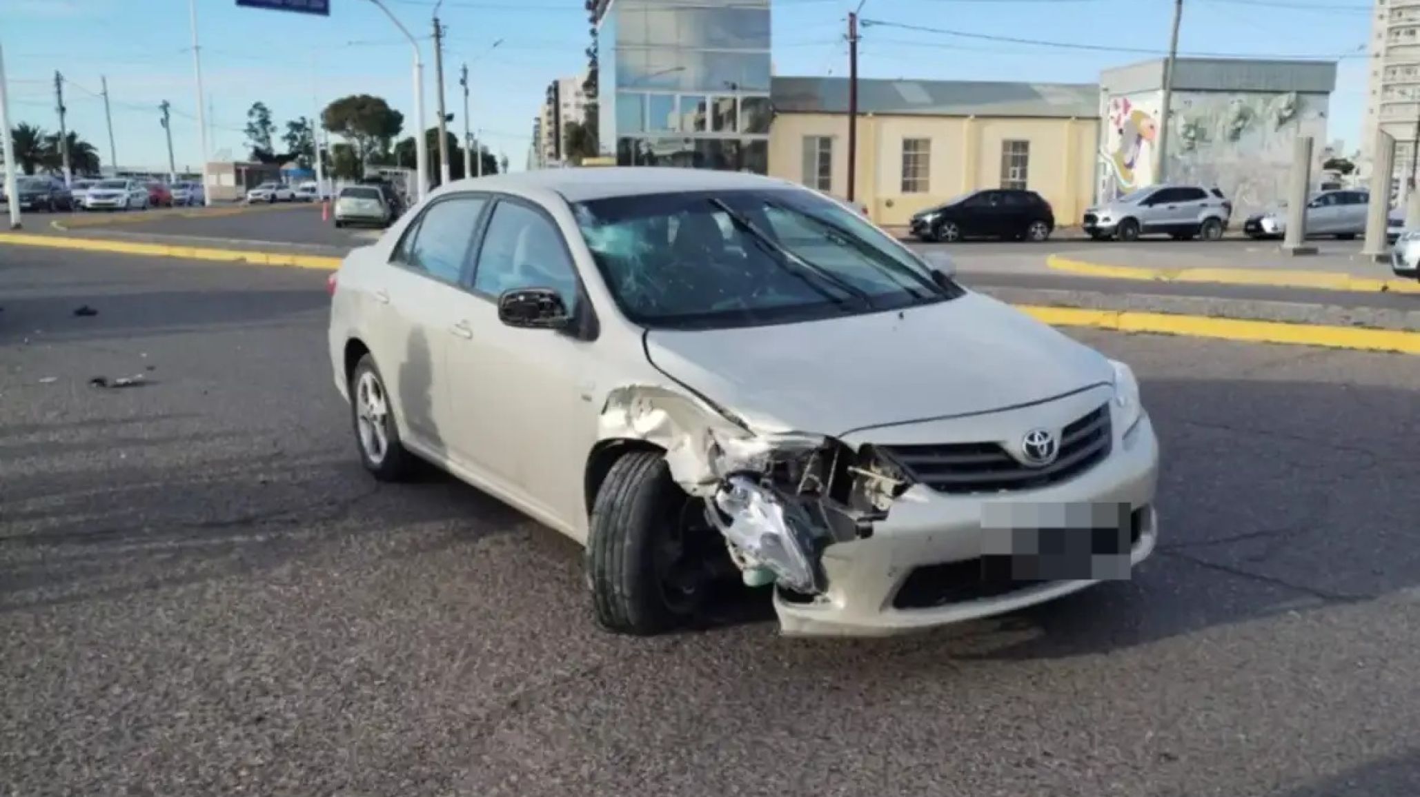 Un hombre atropelló a un ciclista y luego chocó contra varios autos: investigan si se descompensó al volante
