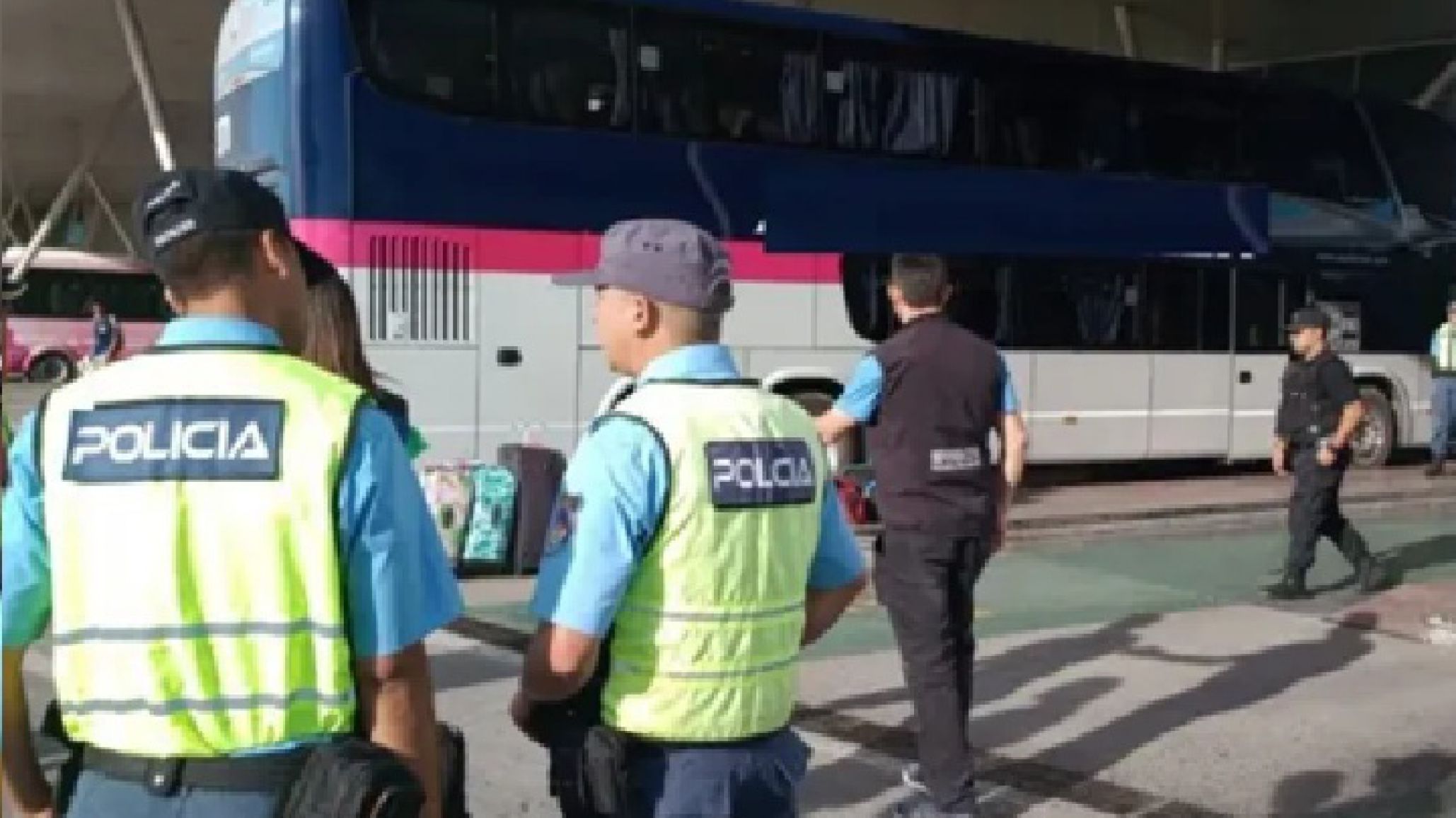 Conmoción en la terminal de Neuquén: una mujer murió apenas bajó del micro que la llevaba a Esquel