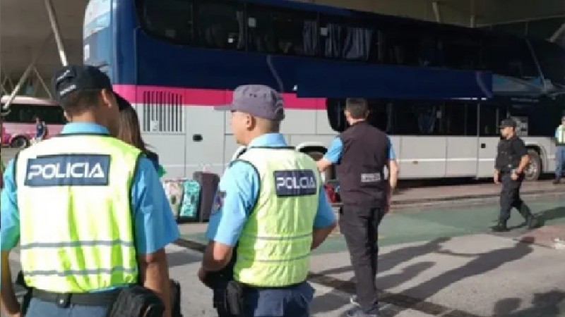 Conmoción en la terminal de Neuquén: una mujer murió apenas bajó del micro que la llevaba a Esquel