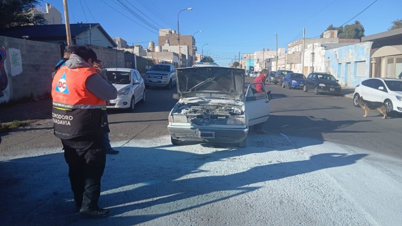 Comodoro: salió con el auto sin arreglar y se prendió fuego en la calle