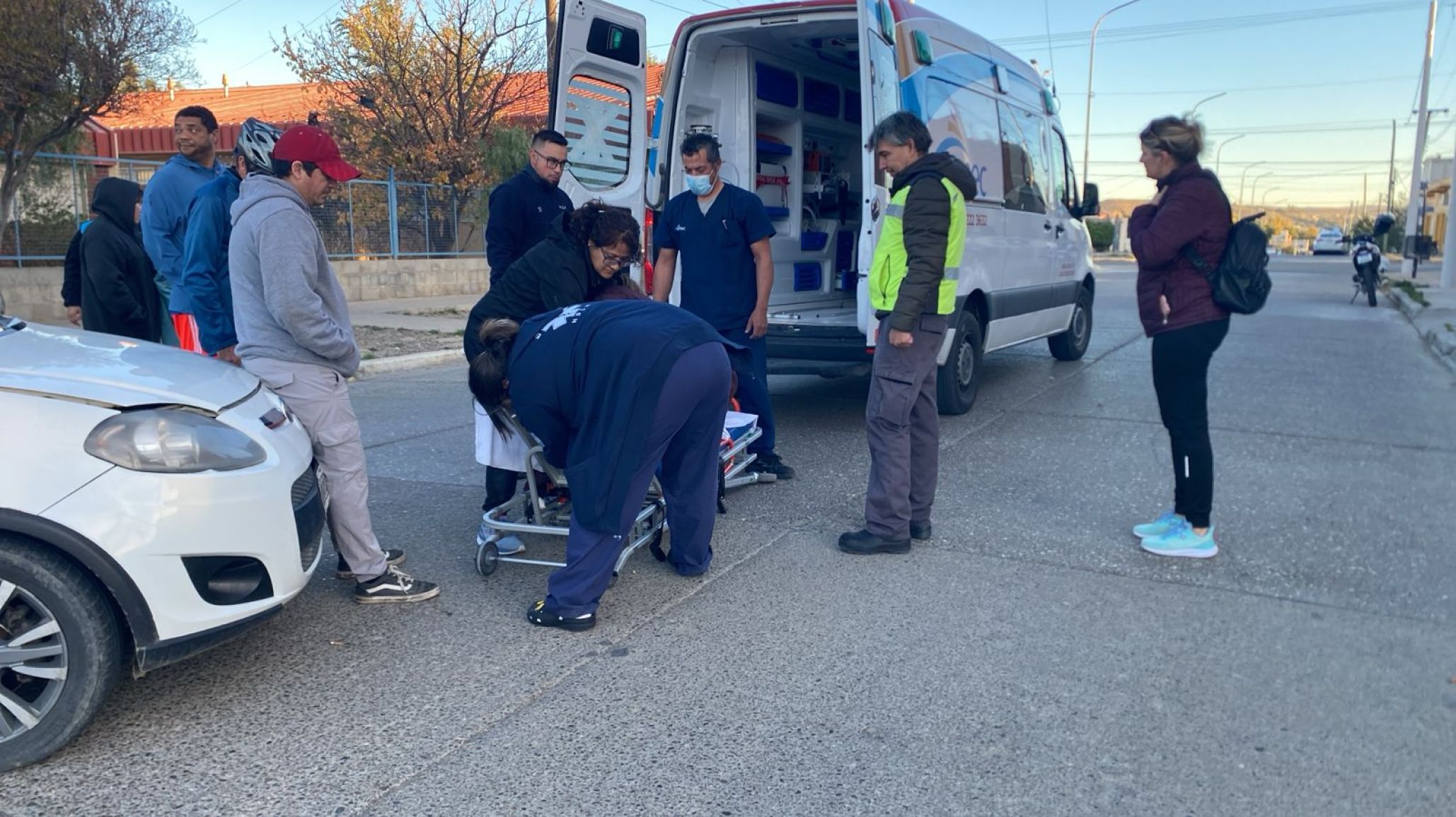 Comodoro: Una mujer fue atropellada por un auto y debió ser trasladada de urgencia