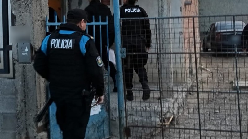 Allanamiento en el barrio San Cayetano: secuestran una pistola de grueso calibre y cocaína tras un video viral