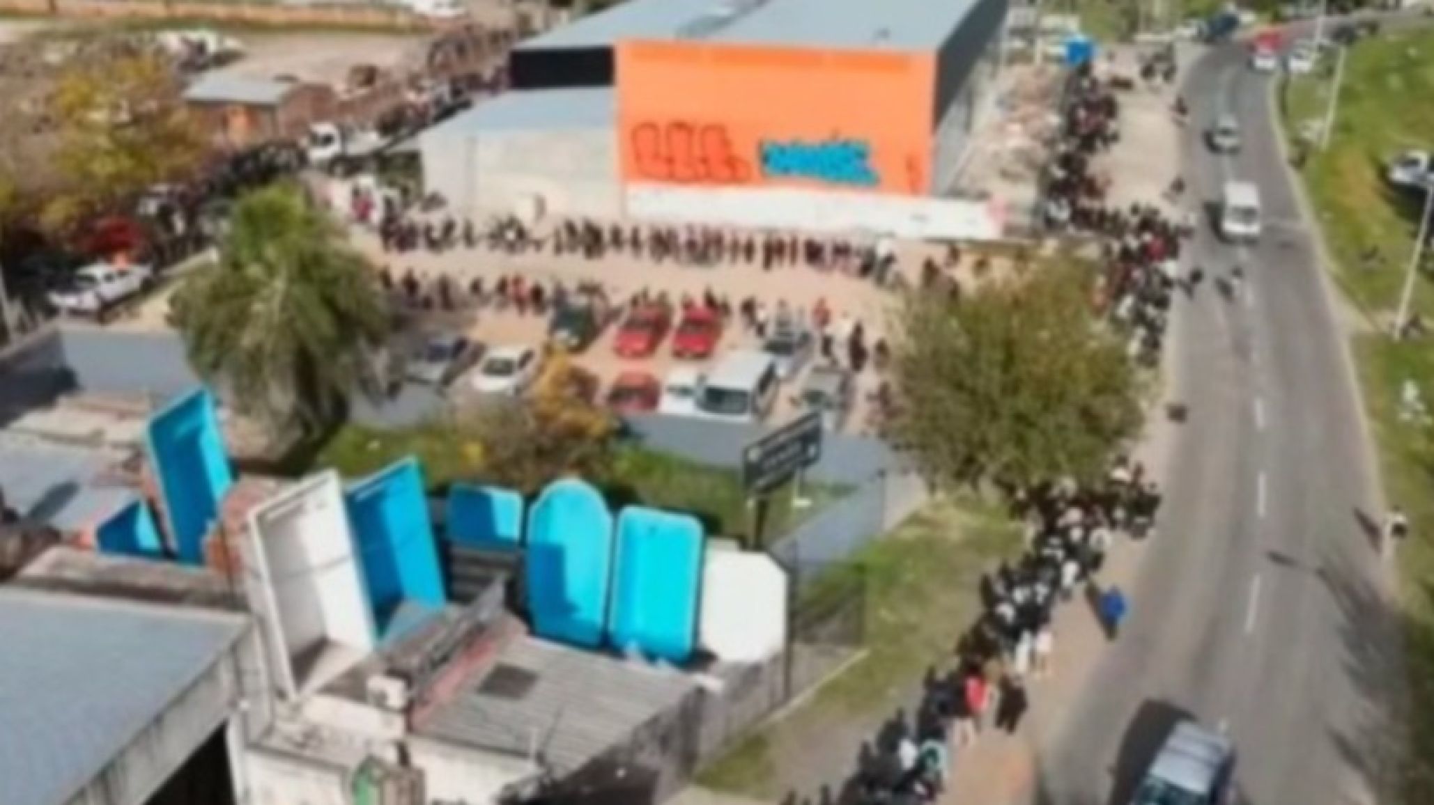 "Nunca vi algo así": miles de personas hicieron fila bajo la lluvia por 60 puestos en un frigorífico