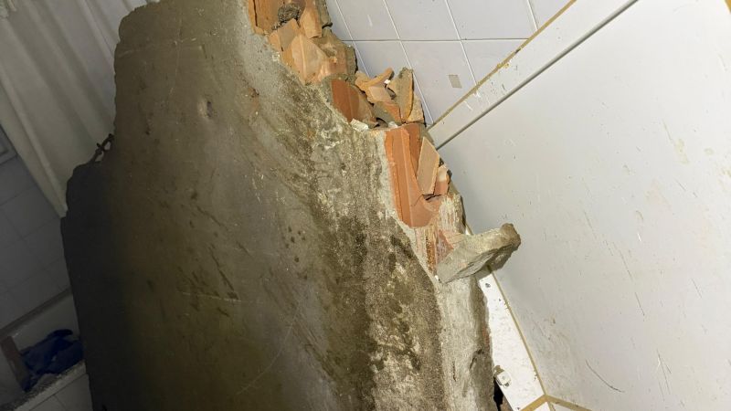 Se cayó parte del techo en plena tormenta y una familia tuvo que salir de su casa
