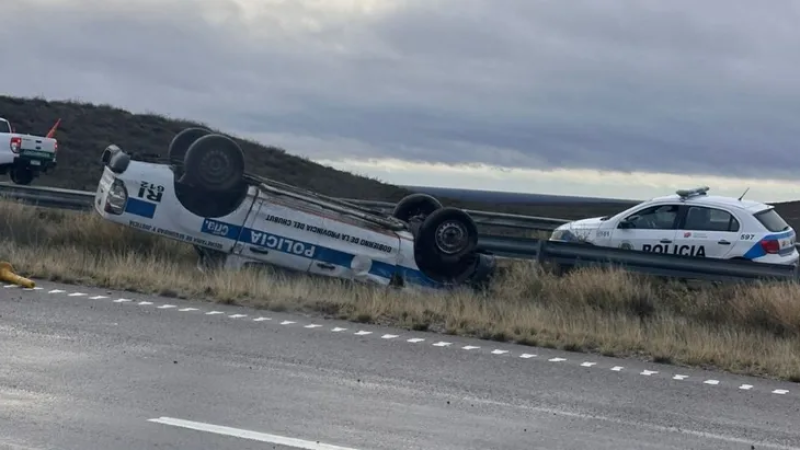 Volcó un móvil policial en la Ruta 3 mientras trasladaba a un detenido