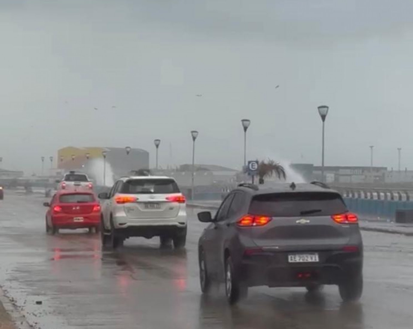 Viento, lluvia y fuerte marejada: advierten por complicaciones en la avenida Ducós