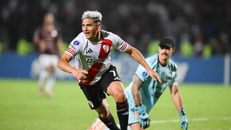 River venció a Carabobo sobre el final y quedó líder del Grupo H