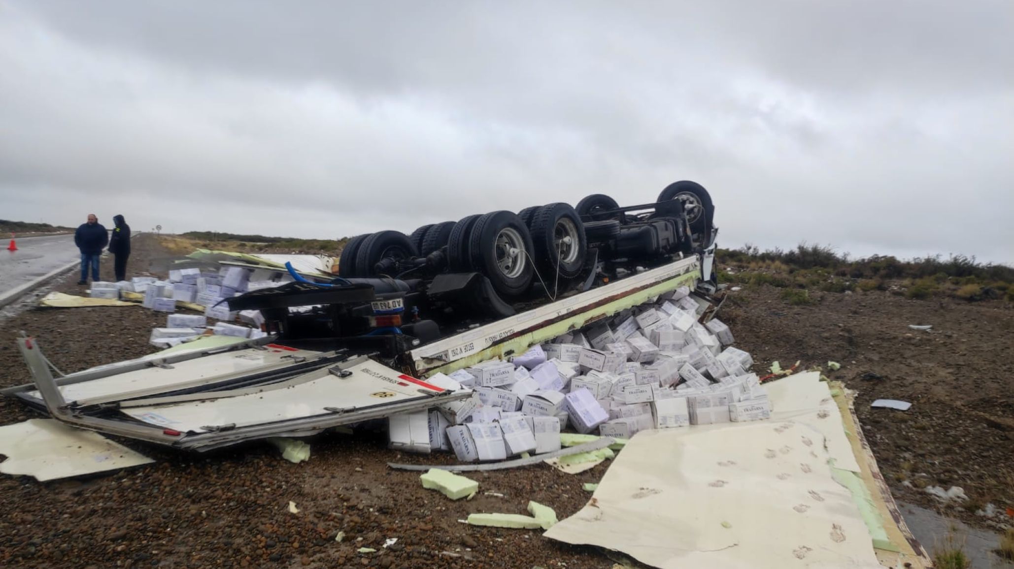 Un camionero perdió el control por las malas condiciones climáticas y volcó cerca de Garayalde