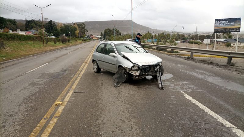 Derrapó en la curva del Chalet Huergo y terminó al costado de la Ruta 3