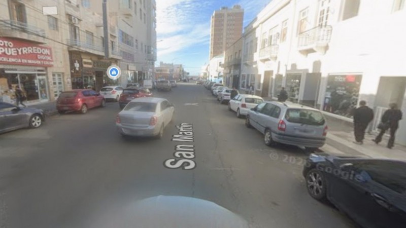 Escándalo en el centro de Comodoro: una mujer se negó a pagar un taxi, insultó al chofer y terminó demorada
