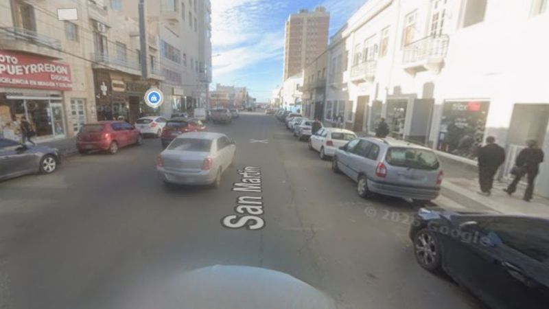 Escándalo en el centro de Comodoro: una mujer se negó a pagar un taxi, insultó al chofer y terminó demorada