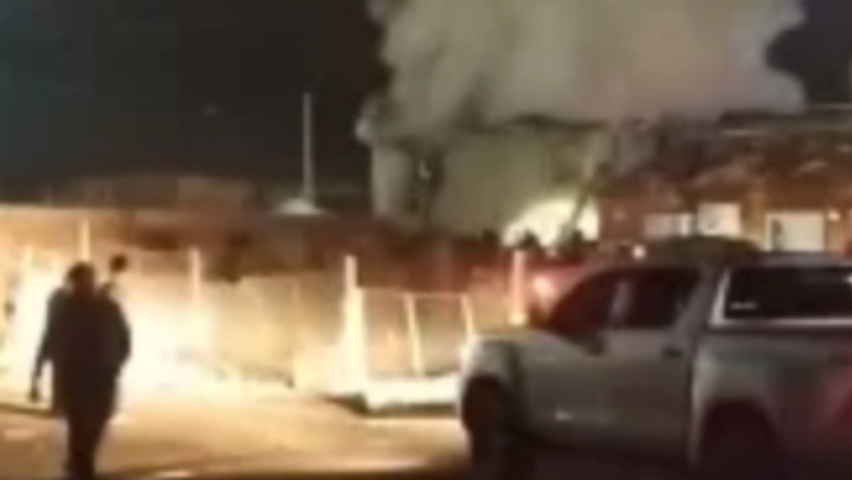 Explosión fatal en plena noche: un bebé y un adulto murieron tras incendiarse un complejo de viviendas