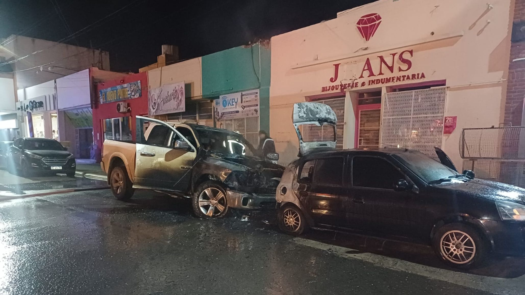 "Fue un incendio intencional": investigan cómo comenzó el fuego que destruyó una camioneta