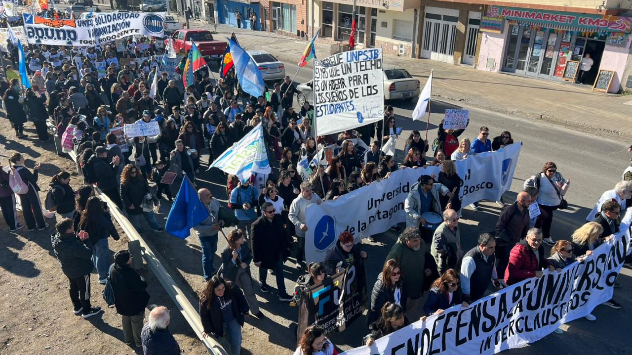 Miles de personas marcharon por la educación pública en Comodoro