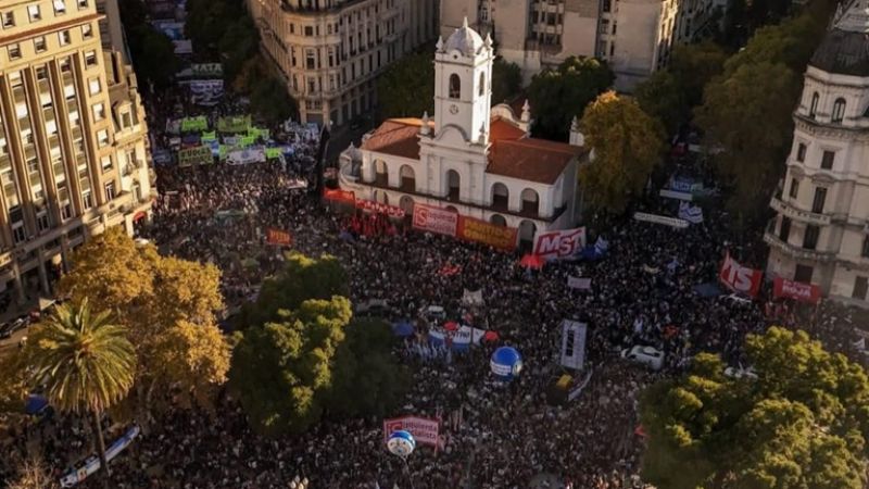 Una Plaza de Mayo colmada y marchas en todo el país para defender a la universidad pública