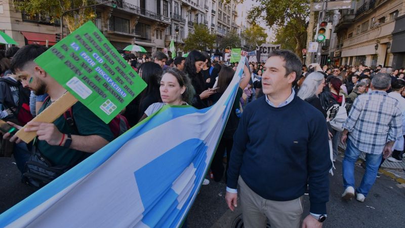 Luque acompañó la multitudinaria marcha universitaria en Plaza de Mayo: "La defensa por la educación pública y de calidad nos tiene que unir a todos"