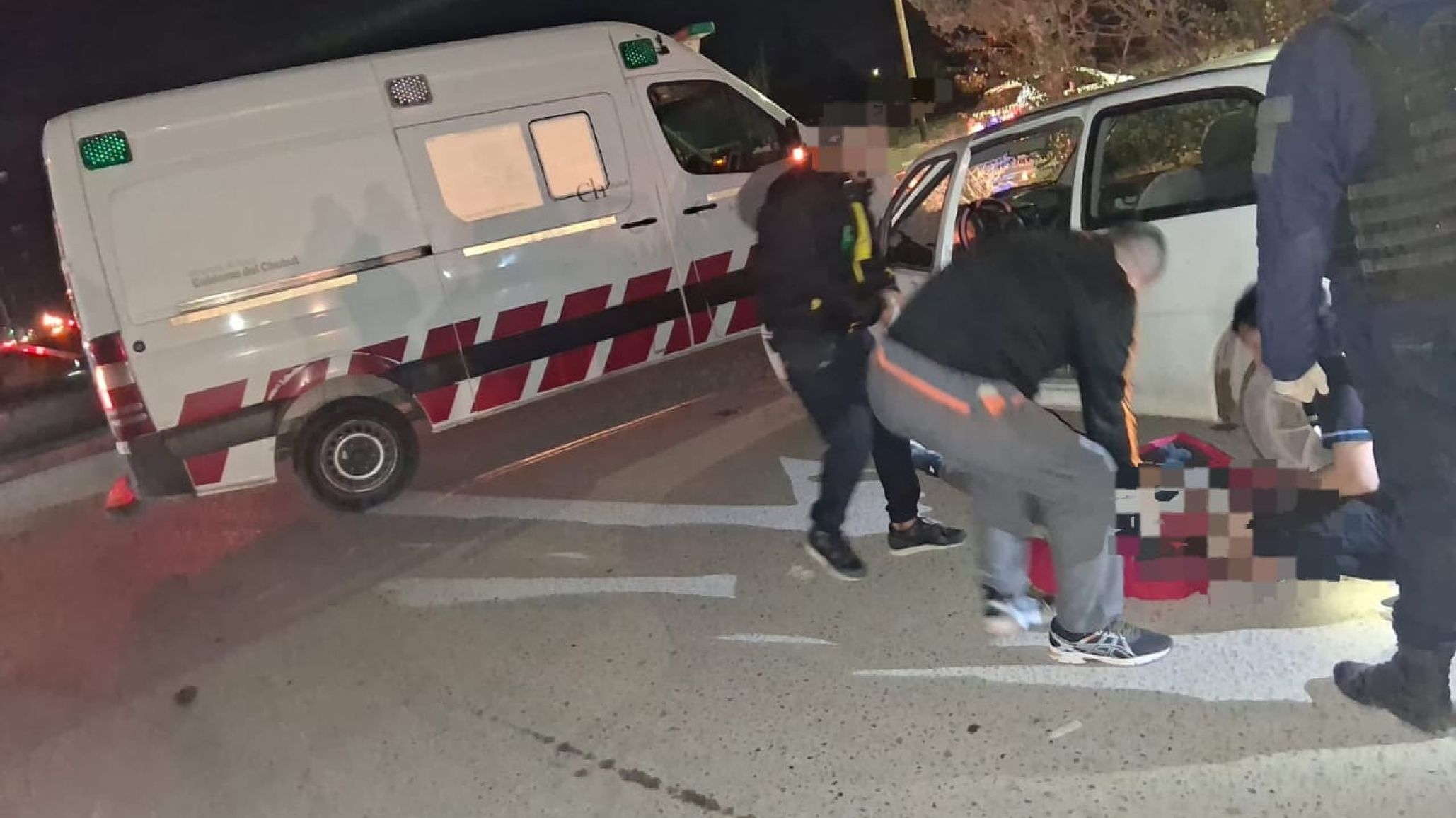Encontraron a un hombre convulsionando dentro de un auto y murió en plena calle